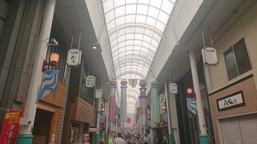 川端通商店街でお土産探し